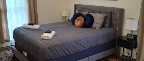 2 habitaciones, tabla de planchar con plancha, internet y ropa de cama