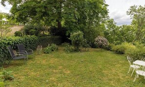 Outdoor dining - Le Pigeonnier - MIREFLEURS (MIREFLEURS)