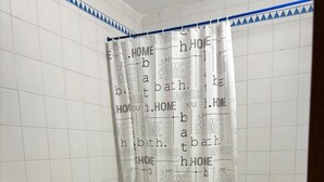 A bathroom with two toilets, a bathtub, and a sink. - 1-Bedroom Apartment in Praia da Rocha, Porimão (Portimão)