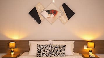 Una habitación de hotel con una cama, dos lámparas de noche, un teléfono y una obra de arte en la pared sobre la cama.