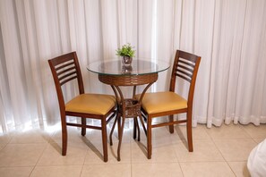 Quarto duplo luxo, vista para a cidade | Opções para refeição