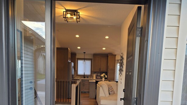 A modern home interior with a kitchen, dining area, and living room. - Perfect Luxury 4-bedroom house with Central AC in Rochester (Rochester)