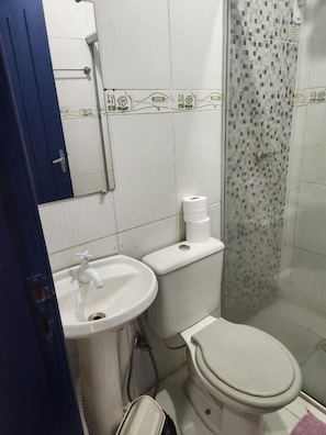 Shower, free toiletries, towels, toilet paper - YVES HOTEL (Porto Velho)