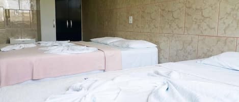 Habitación triple familiar | Escritorio y acceso para silla de ruedas