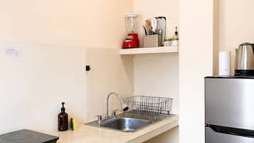 Basic Apartment, Balcony, City View | Private kitchen | Fridge, microwave, oven, stovetop