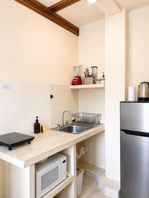 Apartamento básico, balcón, vistas a la ciudad | Cocina privada | Frigorífico, microondas, horno y placa de cocina