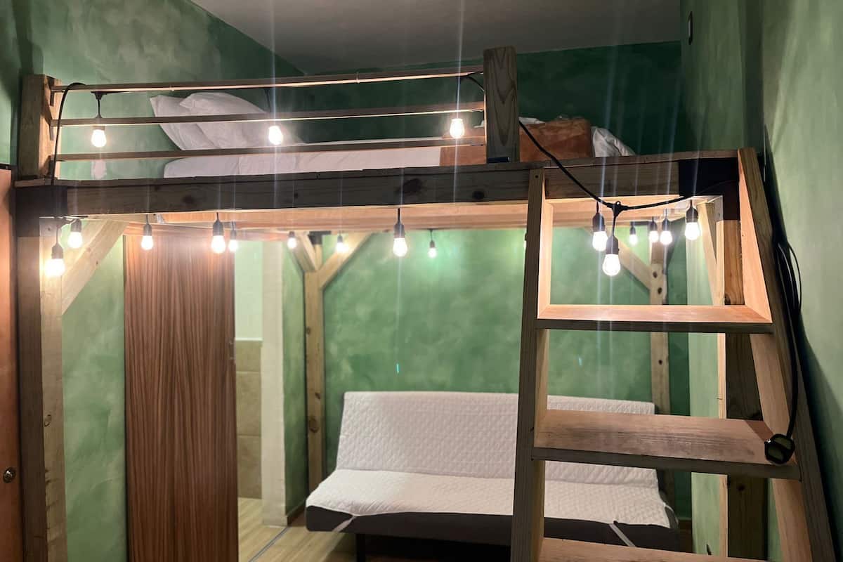 Studio Keluarga | Brankas, tirai kedap cahaya, Wi-Fi gratis, dan seprai linen