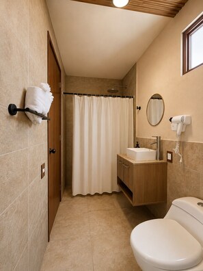 Apartamento básico, balcón, vistas a la ciudad | Baño | Ducha, secador de pelo, toallas y jabón