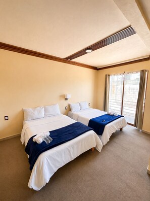 Apartamento básico, balcón, vistas a la ciudad | Caja fuerte, cortinas opacas, wifi gratis