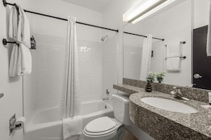 Secadora de cabello, toallas, jabón, papel de baño 