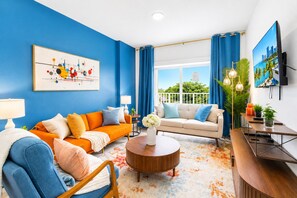 Living area - Perfect 2-bedroom apartment with AC in Hallandale Beach (Hallandale Beach)
