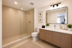 Bathroom - Perfect 2-bedroom apartment with AC in Hallandale Beach (Hallandale Beach)