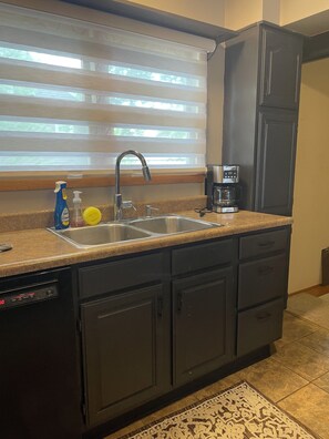 Private kitchen - Grasslands Guesthouse Spacious 4bedroom,3 bath house in peaceful Chamberlain.   (Chamberlain)