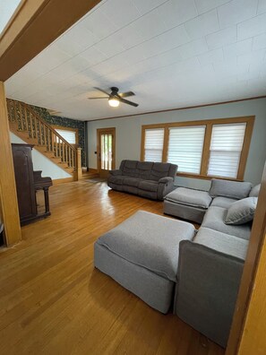 Living area - Grasslands Guesthouse Spacious 4bedroom,3 bath house in peaceful Chamberlain.   (Chamberlain)