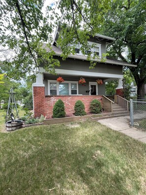 Exterior - Grasslands Guesthouse Spacious 4bedroom,3 bath house in peaceful Chamberlain.   (Chamberlain)