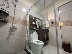 Shower, bidet, towels, soap - The Nicoletta Apartment 104: Cosy and Private (Kampala)