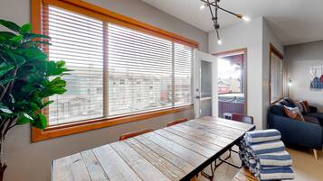 Townhome, Patio | Ruang tamu | TV skrin rata
