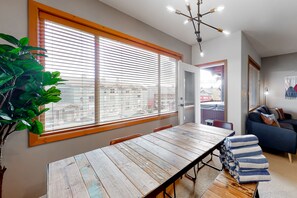 Townhome, Patio | Ruang tamu | TV skrin rata 