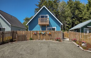 Exterior - Seagulls Beach House: Hot Tub, Fire Pit & Steps to Beach (Pacific Beach)