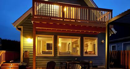 Seagulls Beach House: Hot Tub, Fire Pit & Steps to Beach