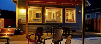 Seagulls Beach House: Hot Tub, Fire Pit & Steps to Beach