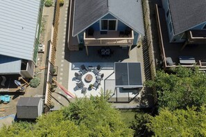 Outdoor dining - Seagulls Beach House: Hot Tub, Fire Pit & Steps to Beach (Pacific Beach)