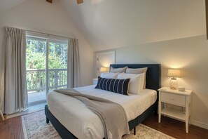 3 bedrooms, iron/ironing board, WiFi, bed sheets - Seagulls Beach House: Hot Tub, Fire Pit & Steps to Beach (Pacific Beach)