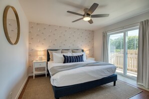 3 bedrooms, iron/ironing board, WiFi, bed sheets - Seagulls Beach House: Hot Tub, Fire Pit & Steps to Beach (Pacific Beach)