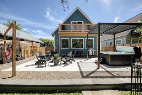 テラス / パティオ. Seagulls Beach House: Hot Tub, Fire Pit & Steps to Beach