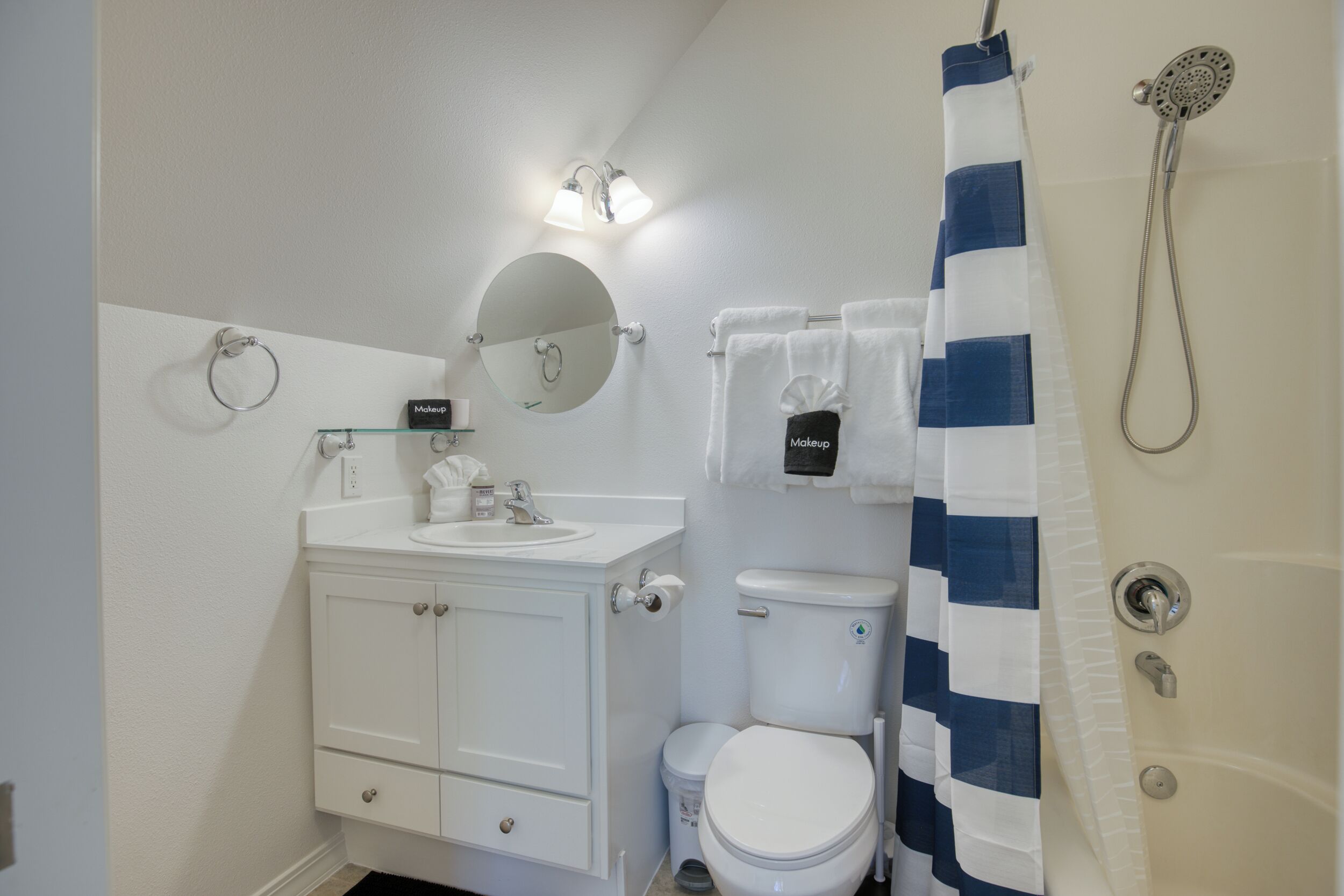 Haartrockner, Handtücher, Seife, Toilettenpapier