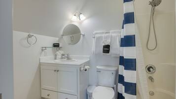 Haartrockner, Handtücher, Seife, Toilettenpapier