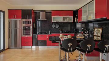 Kühlschrank, Mikrowelle, Ofen, Herdplatte