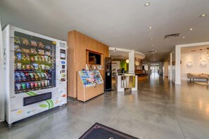Gift shop - Frozen-Themed Studio w/ Pool (Kissimmee)