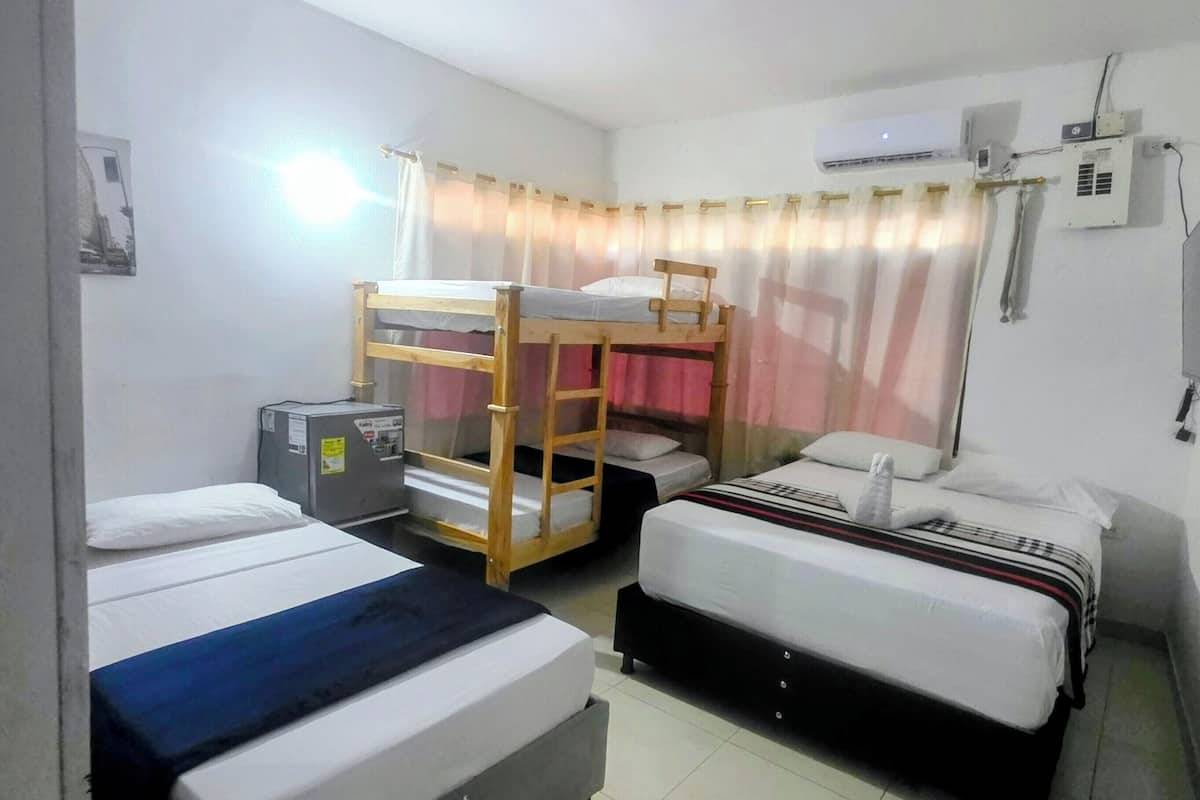 Habitación familiar, 1 cama Queen size, con acceso para personas discapacitadas, baño privado | Ropa de cama hipoalergénica, minibar, camas extra y wifi gratis