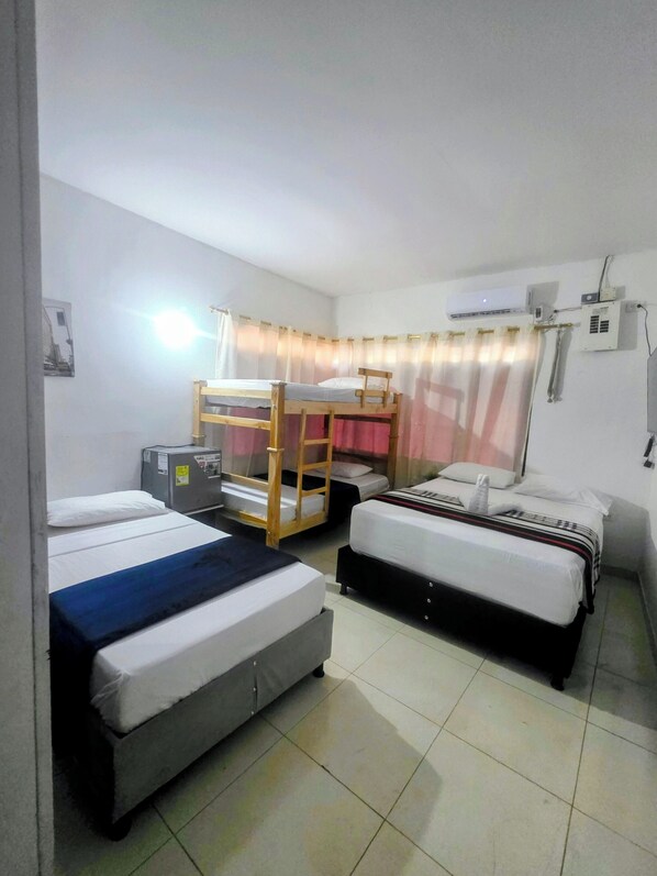 Habitación familiar, 1 cama Queen size, con acceso para personas discapacitadas, baño privado | Ropa de cama hipoalergénica, minibar, camas extra y wifi gratis
