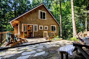Terrace/patio - Secluded Forest Cabin w/ Hot Tub & Fire Pit (Bellingham)