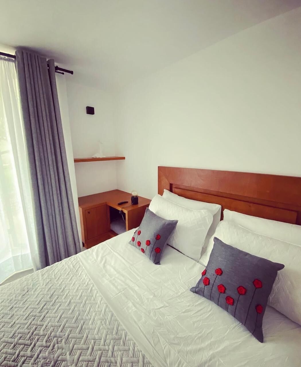 Suite, vista al jardín | Escritorio, espacio para trabajar con laptop y wifi gratis 