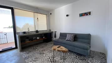 Loft, balcón, vistas a la montaña | Zona de estar | Smart TV de 40 pulgadas con canales digitales, Netflix