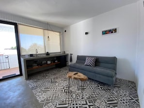 Loft, balcón, vista a la montaña | Área de sala de estar