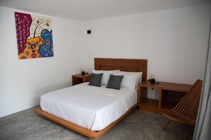 套房, 泳池景观 | 防过敏的被褥、免费 WiFi、床单