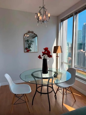 Dining - Downtown Vancouver - 5 Mins walk to BC Place and Cruise Terminal (Vancouver)