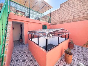 Terrace/patio - Stay in the Heart of Marrakech Medina – Private Room, AC & Rooftop Terrace (Marrakech)