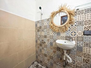 Sèche-cheveux, serviettes fournies, savon, papier toilette