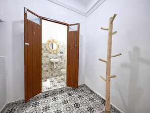 Hair dryer, towels, soap, toilet paper - Stay in the Heart of Marrakech Medina – Private Room, AC & Rooftop Terrace (Marrakech)