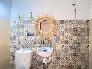 Asciugacapelli, asciugamani, sapone, carta igienica