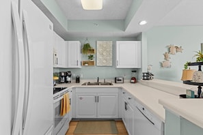 Refrigerador, microondas, horno, placa de cocina