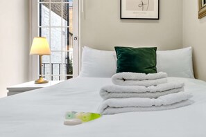 2 bedrooms, iron/ironing board, WiFi, bed sheets - Charming 2 Bedroom Retreat, Steps from Station! (London)