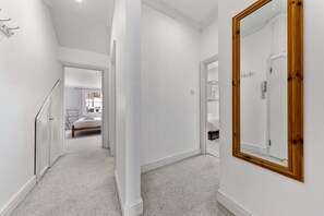 Interior - Charming 2 Bedroom Retreat, Steps from Station! (London)