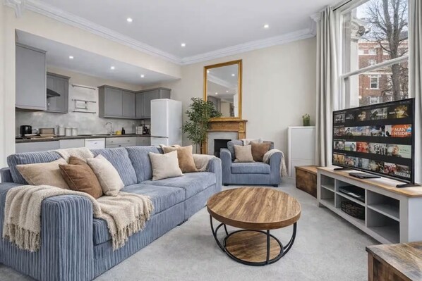 Living area - Charming 2 Bedroom Retreat, Steps from Station! (London)