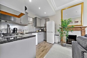 Private kitchen - Charming 2 Bedroom Retreat, Steps from Station! (London)